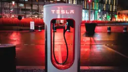 Tesla’nın 8. Supercharger’ı açıldı! Eleştiriler yağmur gibi yağdı